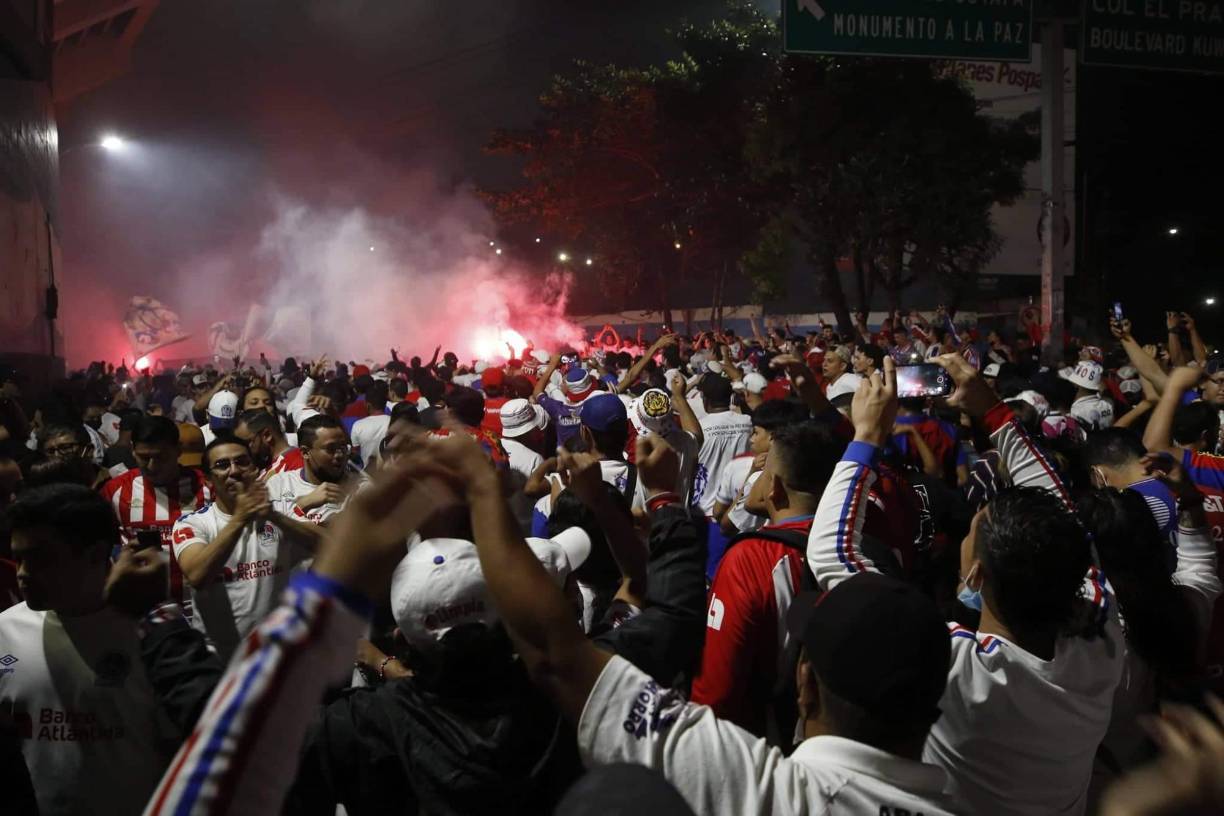 Bellas chicas y la Ultra Fiel: el ambientazo en la semifinal de vuelta Olimpia-Motagua en el Nacional