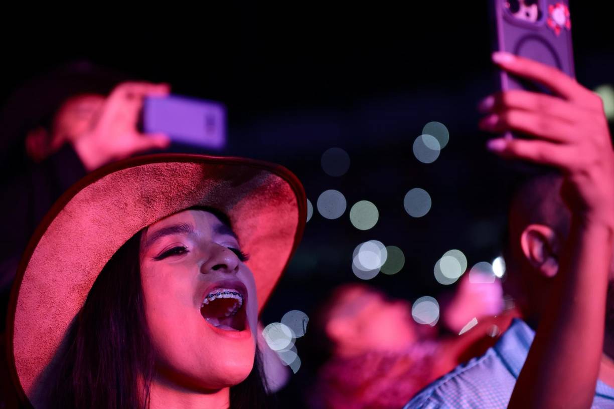 Jóvenes y adultos formó parte de la audiencia que asistió al concierto de Los Bukis, confirmando su vigencia entre todas las generaciones.