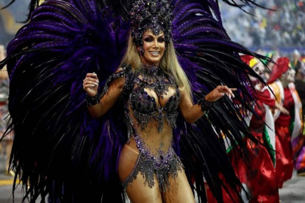 Las bellezas brasileñas acapararon la atención en el desfile de las escuelas de samba.