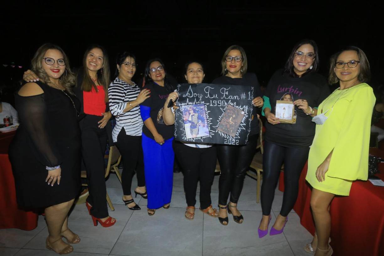 Este grupo de damas conforman el Club de Fans Las Loquillas. Las seguidoras de Myriam viajaron desde diferentes partes del país como Comayagua, Las vegas, Santa Bárbara y Colón para ver a su artista favorita. 
