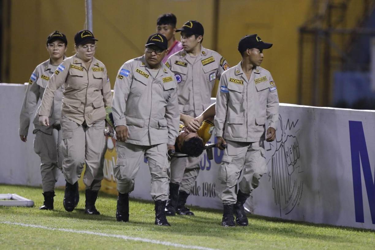 Se encendieron las alarmas en el Real España. Jhow Benavídez salió del campo en camilla y lesionado.