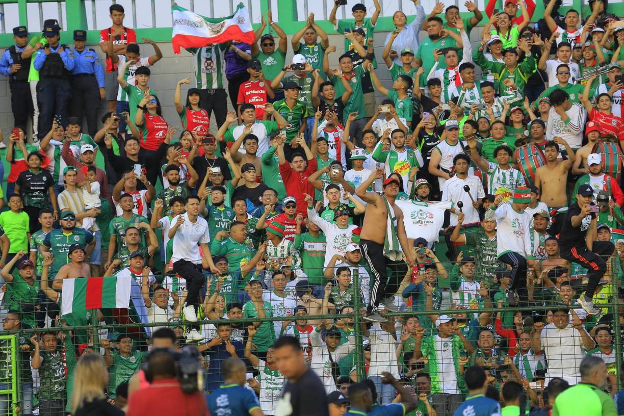 Los aficionados celebraron con la plantilla y cuerpo técnico del Marathón la clasificación a semifinales.