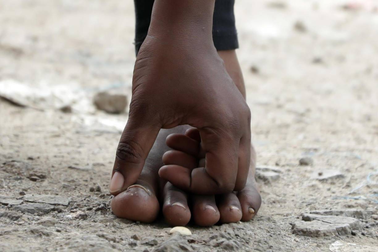 Muchos de los extranjeros que transitan por Honduras lo hacen por “puntos ciegos” a través de traficantes de personas, conocidos como “coyotes”, que no siempre los llevan hasta la frontera con Guatemala, de acuerdo con autoridades y organismos de derechos humanos. 