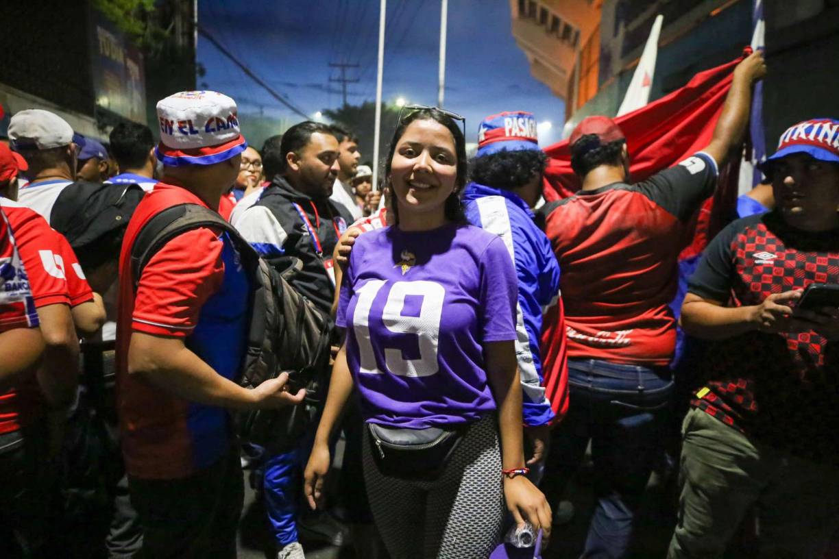 Una hermosa chica que posó para el lente de Diario LA PRENSA en las afueras del estadio Nacional Chelato Uclés.