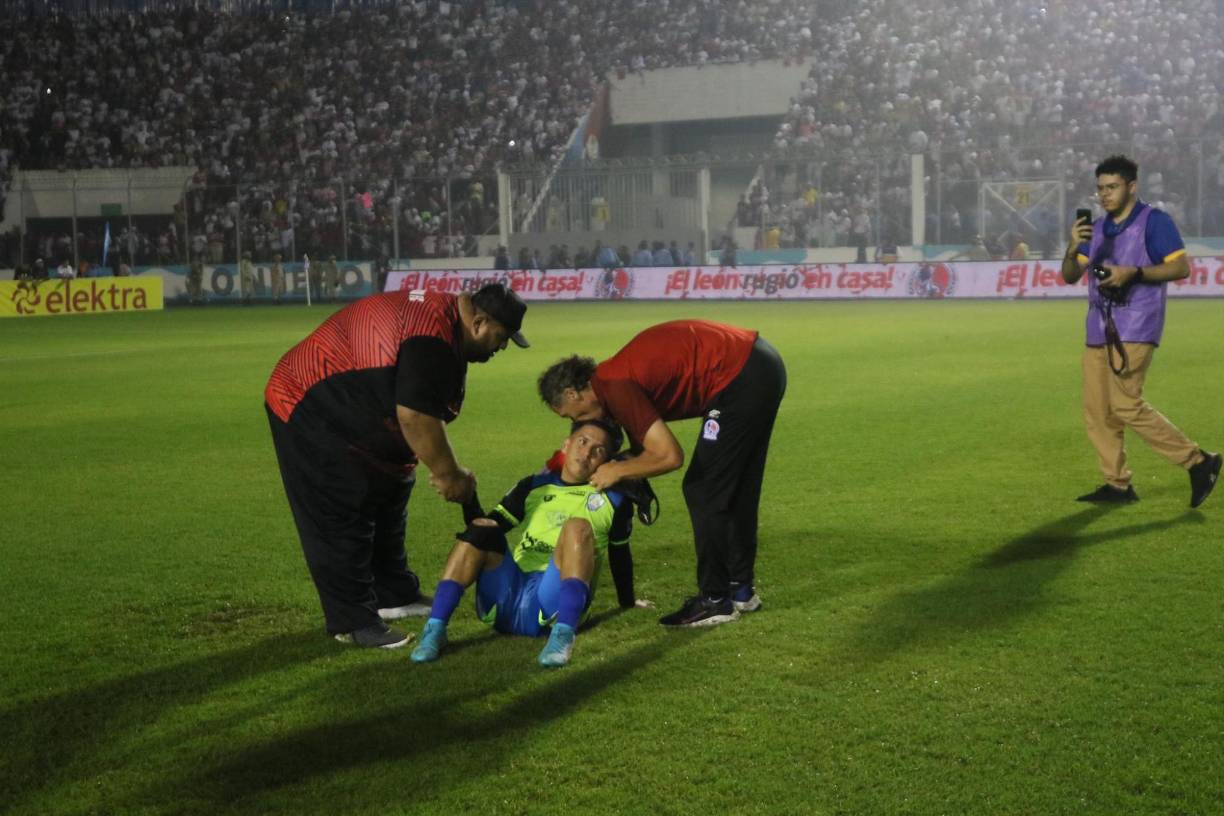 Pedro Troglio llegó a consolar al volante Henry Gómez. El estratega argentino le dio un beso al jugador de los Potros.
