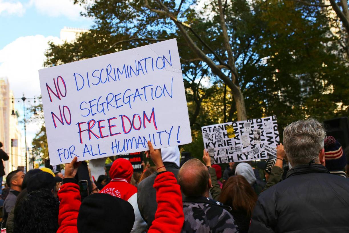Bomberos y policías están obligados a vacunarse contra el covid 19 para poder conservar sus empleos.
