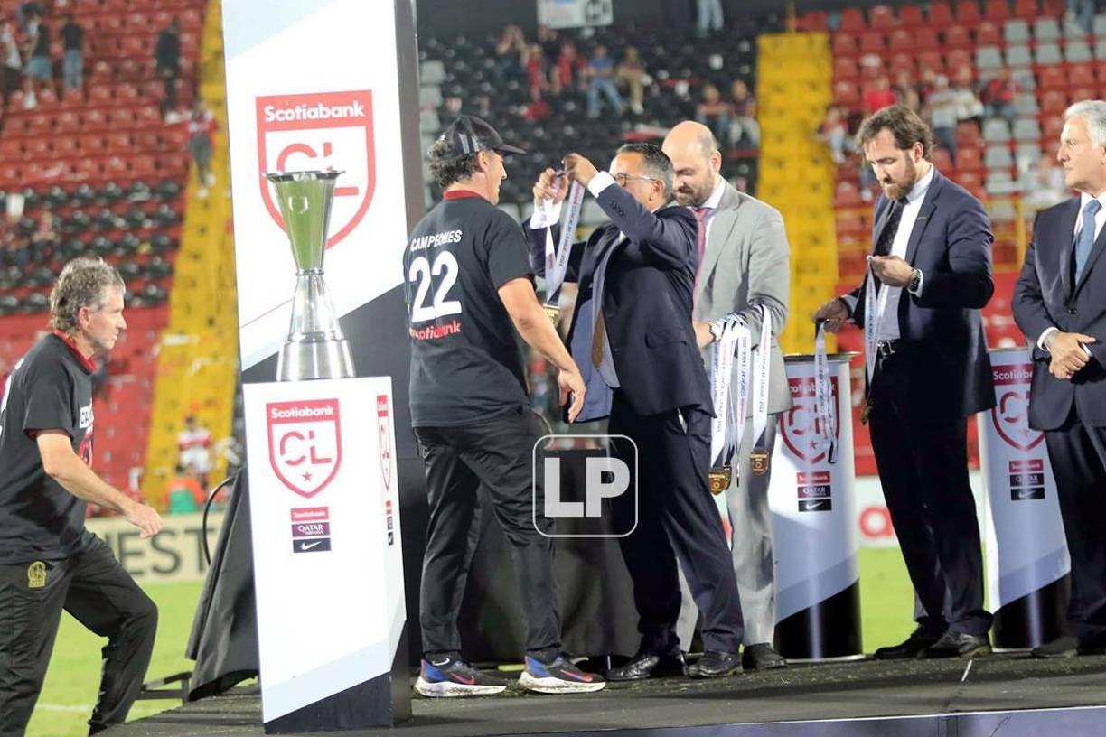 Pedro Troglio fue el primero del Olimpia en subir a la tarima para recibir la medalla de campeón de la Liga Concacaf 2022.
