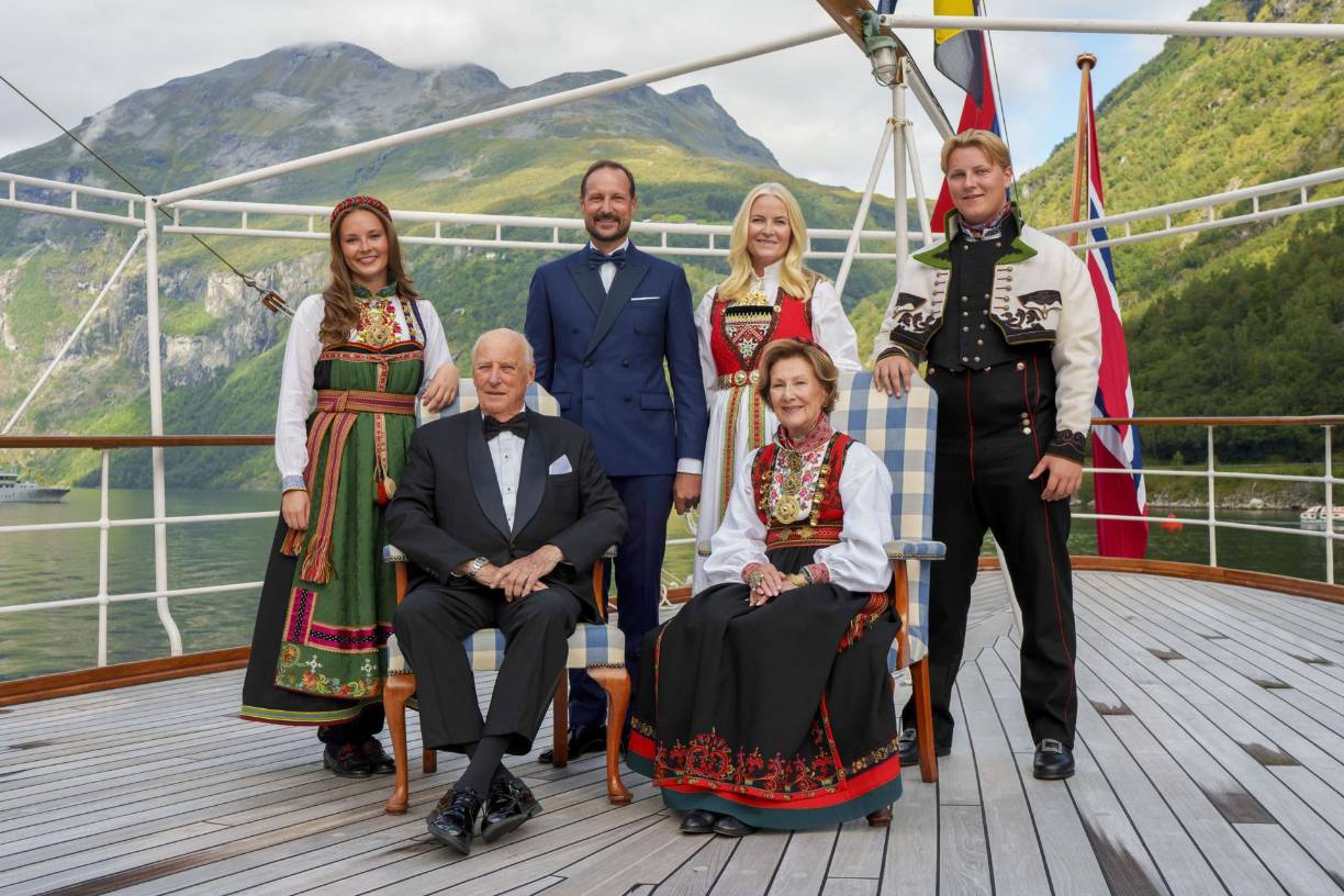 El rey Harald de Noruega, la reina Sonja, el príncipe heredero Haakon, asistieron al enlace de la princesa Marta Luisa de Noruega con el chamán estadounidense. 
