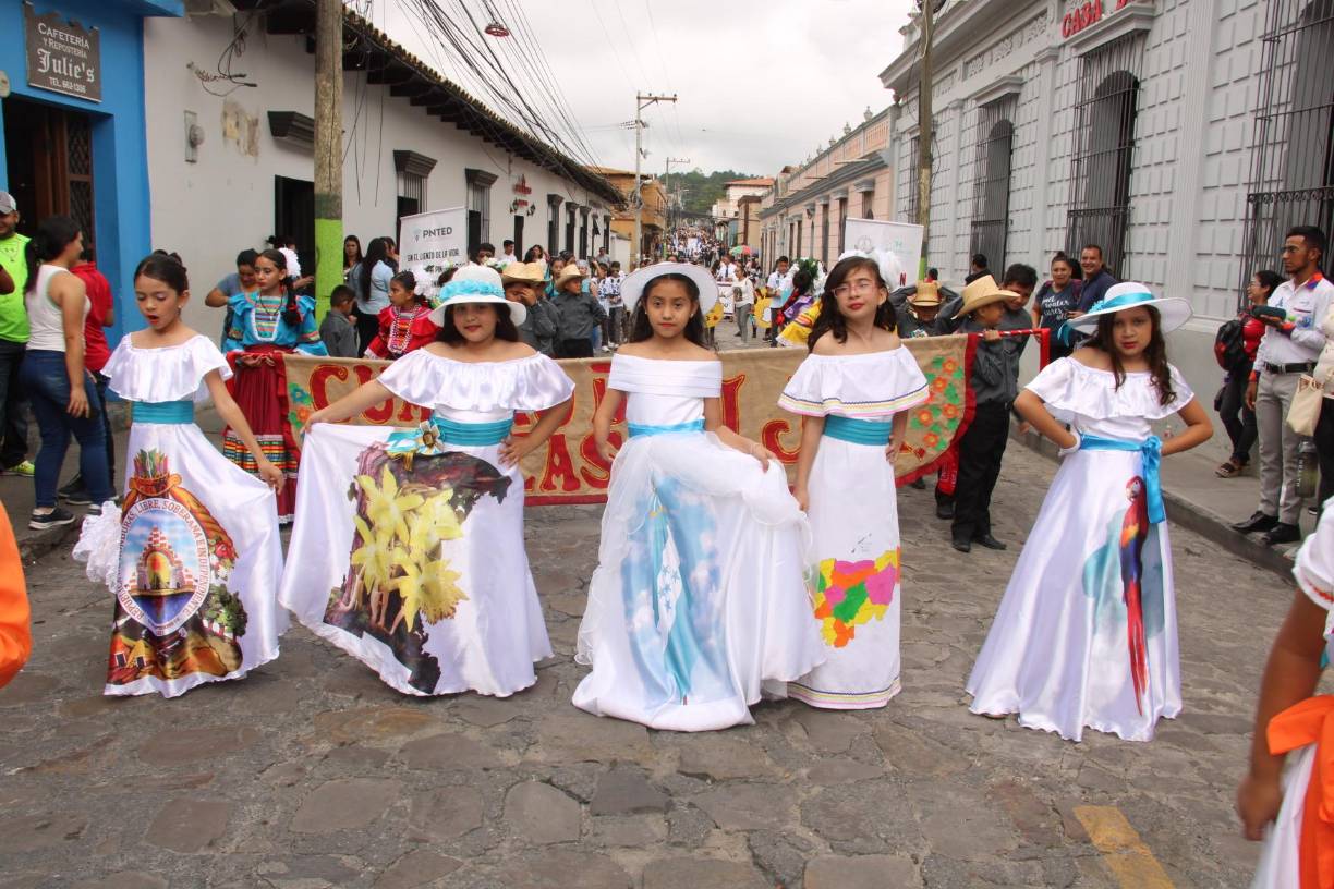 Los símbolos patrios fueron plasmados en los bellos vestidos de las estudiantes de la escuela Jerónimo J. Reina.
