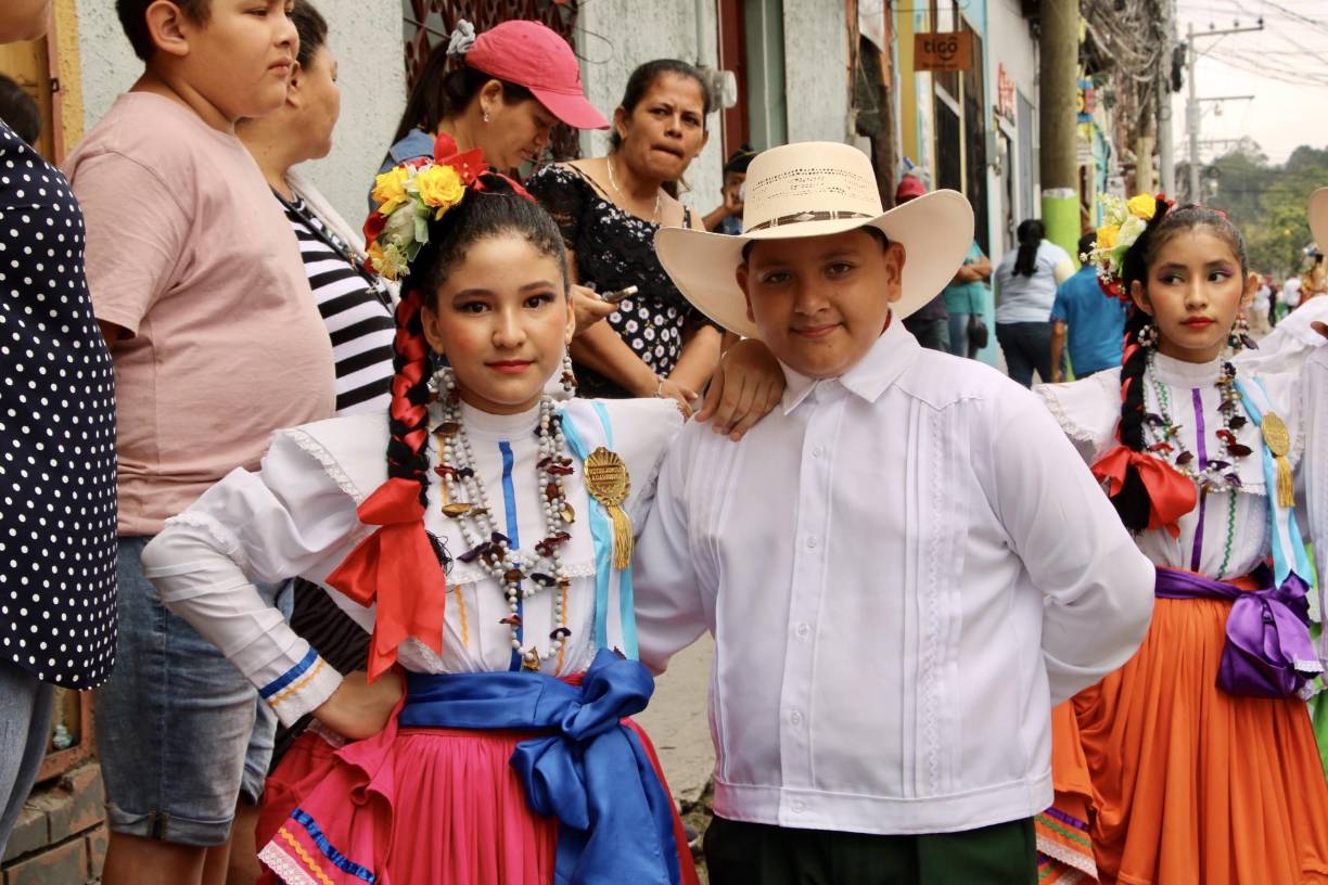 Con coloridos trajes y representaciones de la rica herencia cultural del país, los estudiantes recordaron y celebraron la diversidad étnica hondureña.