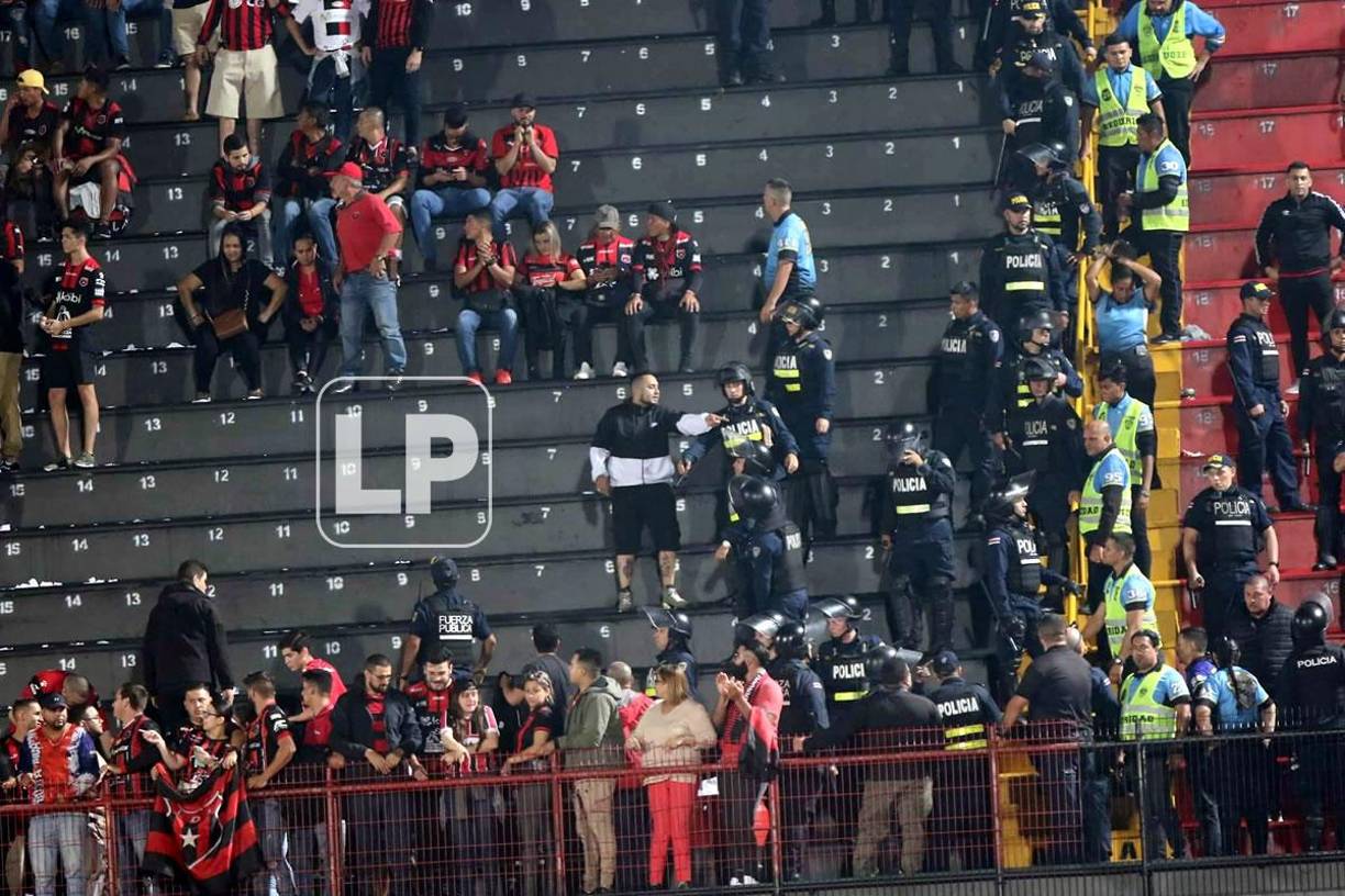 Los seguidores del Alajuelense se confrontaron con los olimpistas en las graderías, buscando bronca.