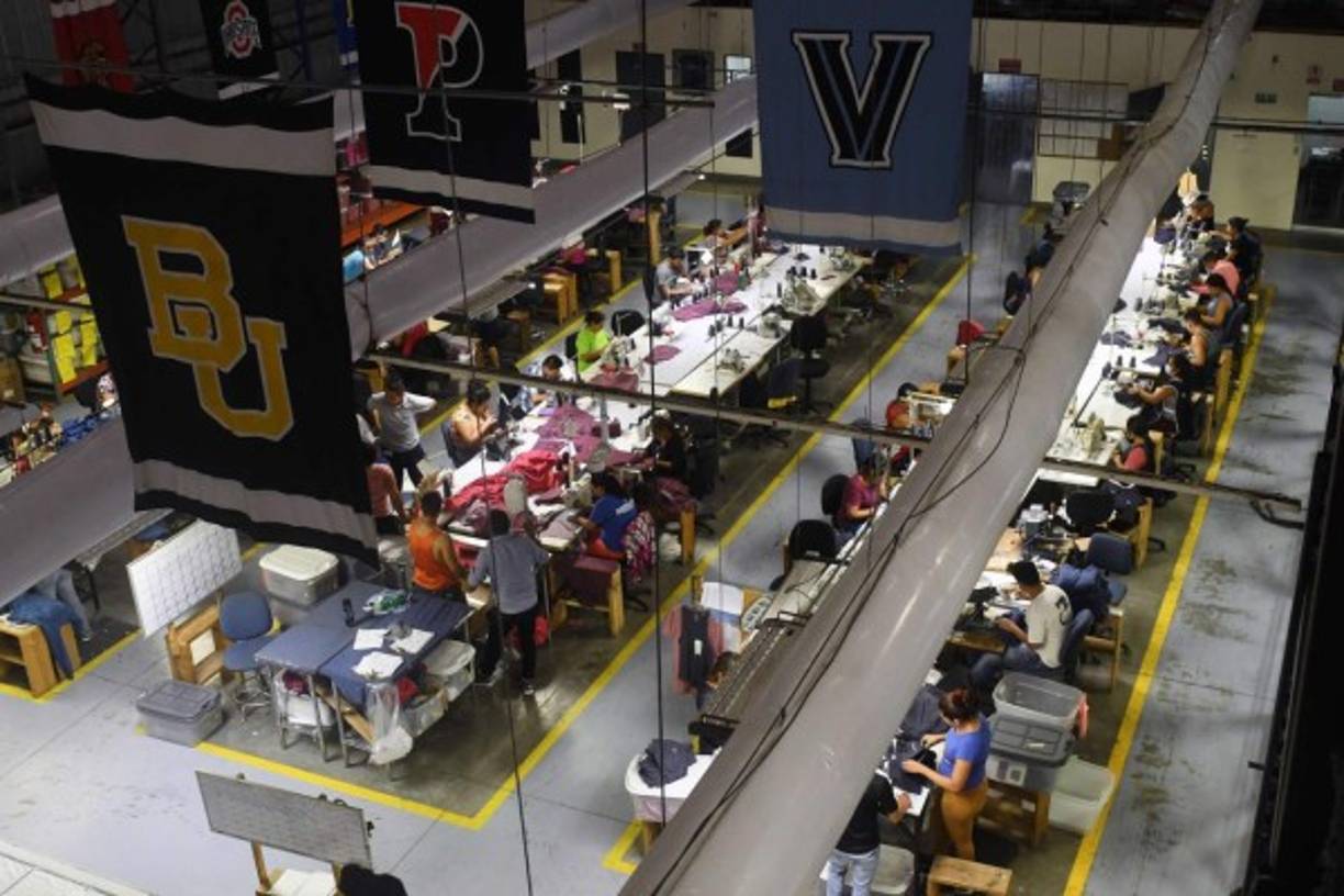 La empresa que le abrió las puertas a los expandilleros es League Central América, situada en un parque industrial de maquilas en las afueras de Ciudad Arce, 40 km al oeste de San Salvador, donde se confeccionan camisetas para 1.600 universidades estadounidenses, entre ellas Stanford, Notre Dame y Yale.