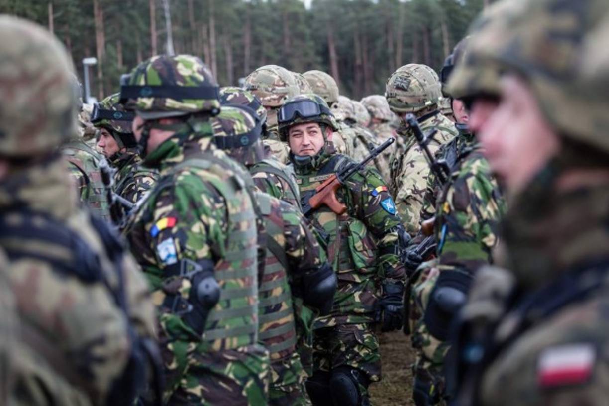 Soldados romanos durante la ceremonia de bienvenida en Polonia.