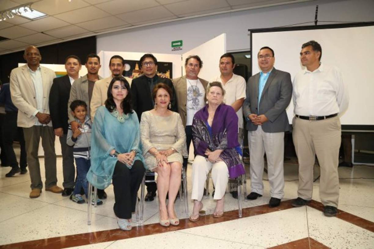 Los artistas que participaron en la exposición junto a Rosario.