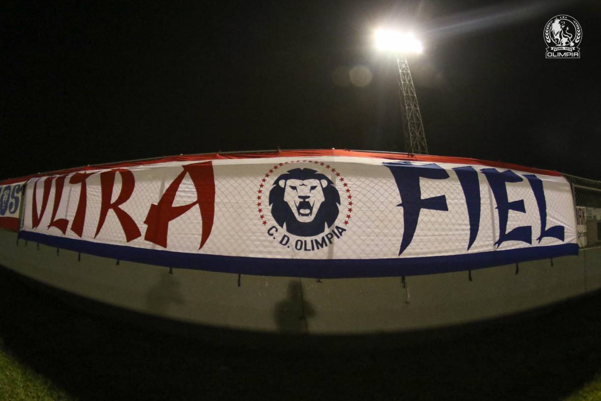 La Ultra Fiel se instaló en el estadio Humberto Micheletti para apoyar al Olimpia.