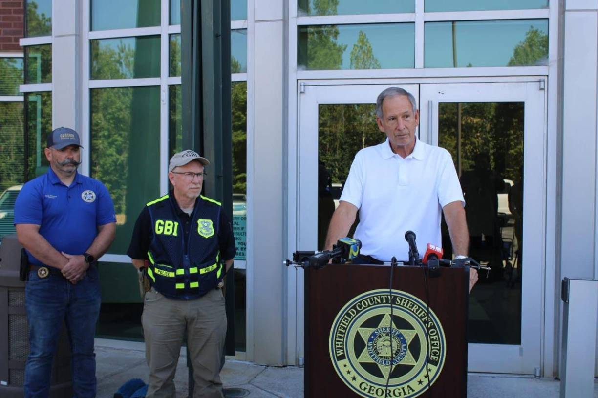 El sheriff del condado de Whitfield, Scott Chitwood, confirmó en una conferencia de prensa el domingo por la tarde que tienen bajo custodia a un joven de 16 años de Rome, Georgia, acusado de cuatro cargos de homicidio grave en relación con la investigación del cuádruple asesinato nocturno.