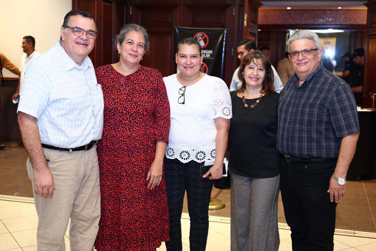 Wilfredo Romero, Carolina Reyes, Brenda Reyes, Eva Gavarrete y Allan Romero