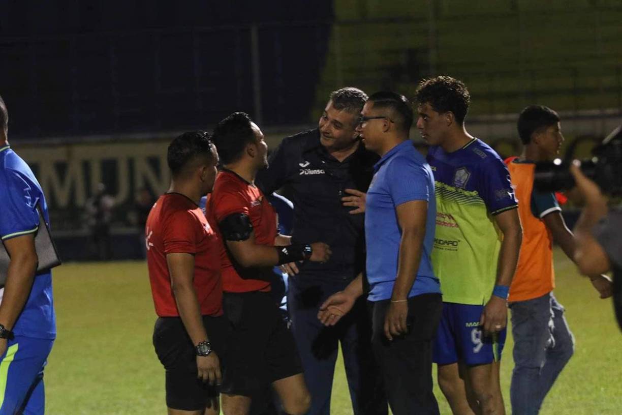 Diego Vázquez sonriendo mientras le dice algo a Saíd Martínez.