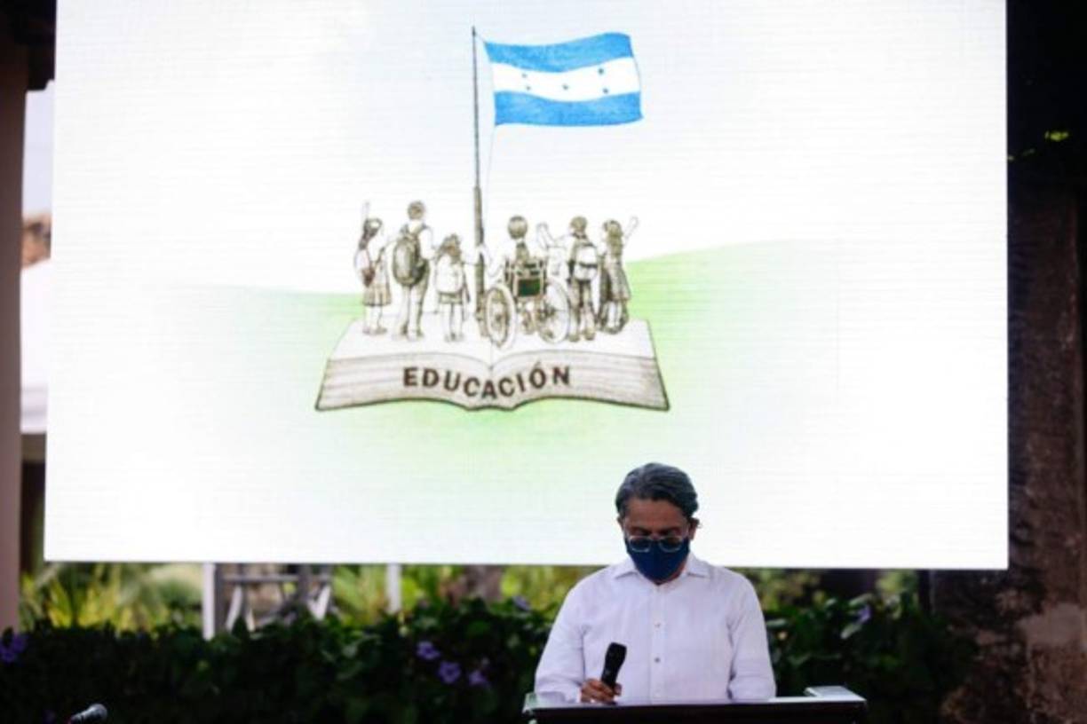 La imagen de niños sobre un libro abierto por el fomento a la educación.