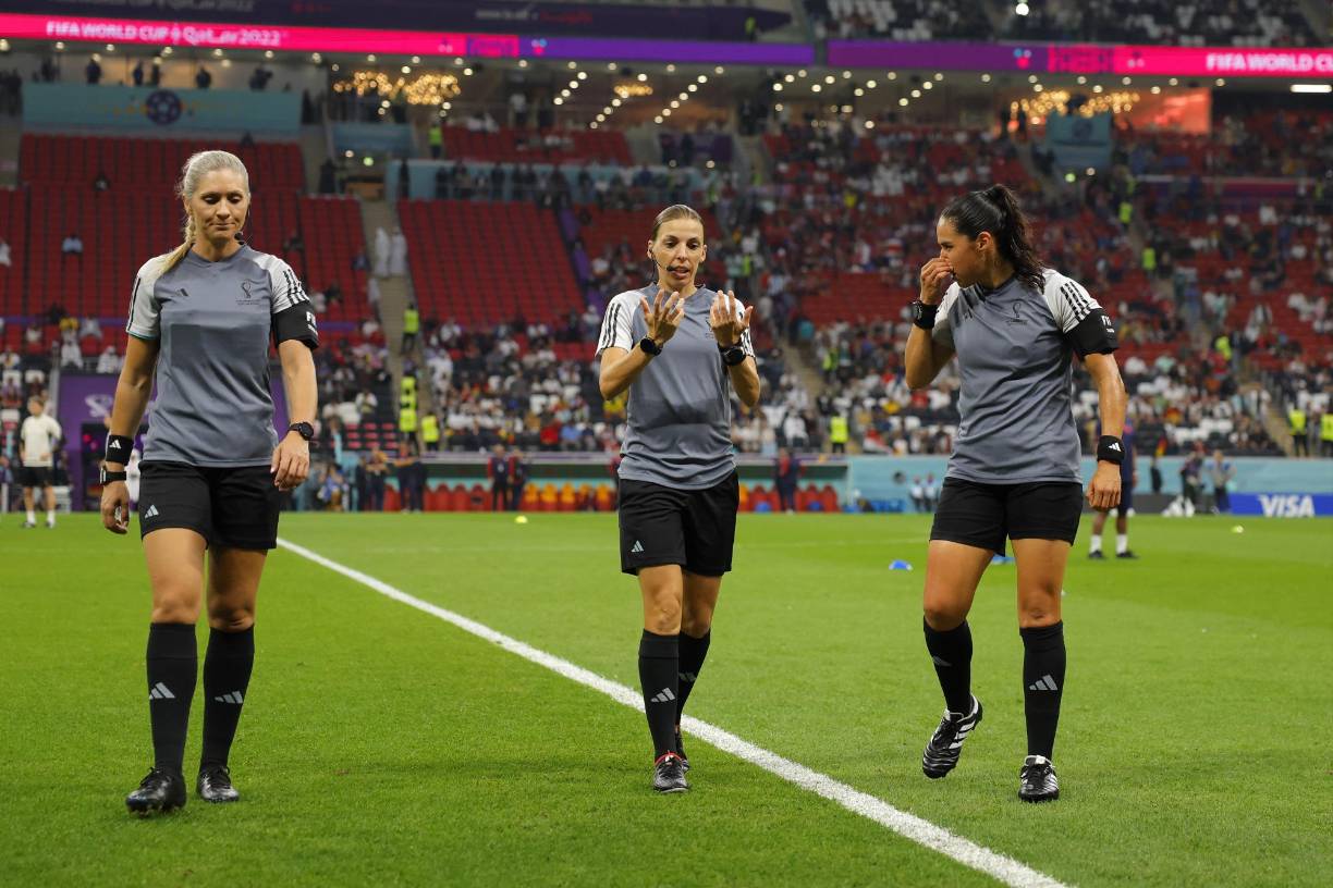 Un duelo histórico en los Mundiales, ya que por primera vez una mujer será la juez central en una Copa del Mundo.