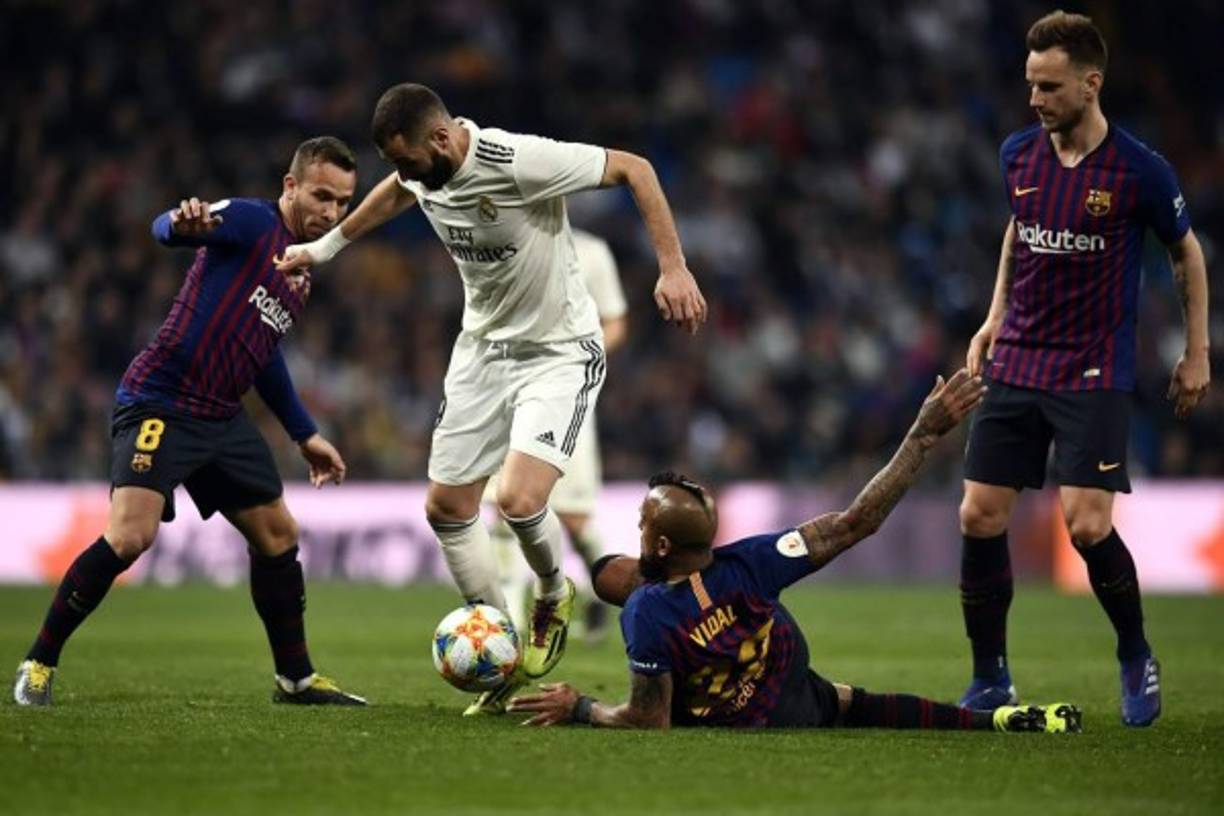 Arturo Vidal: (-). El chileno jugó diez minutos para reforzar el centro del campo de un Barcelona que ya pensaba en el partido de Liga del sábado, otra vez en el Santiago Bernabéu.