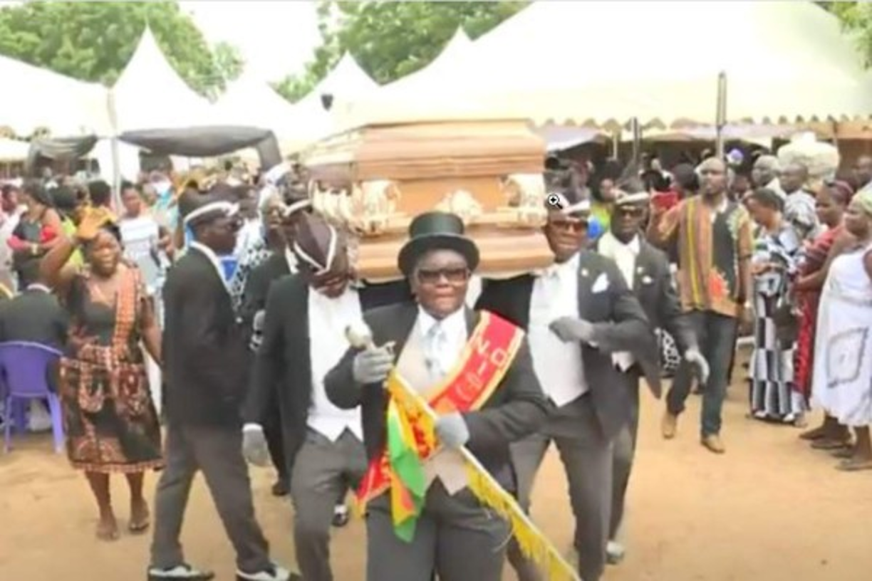 Los africanos que se volvieron virales por bailar con ataúdes se llaman 'Dancing Pallbearers', una empresa que tiene unos 25 años de portear ataúdes en los entierros de Ghana. Estos cobran con el servicio de funerario unos 140 euros máximo.