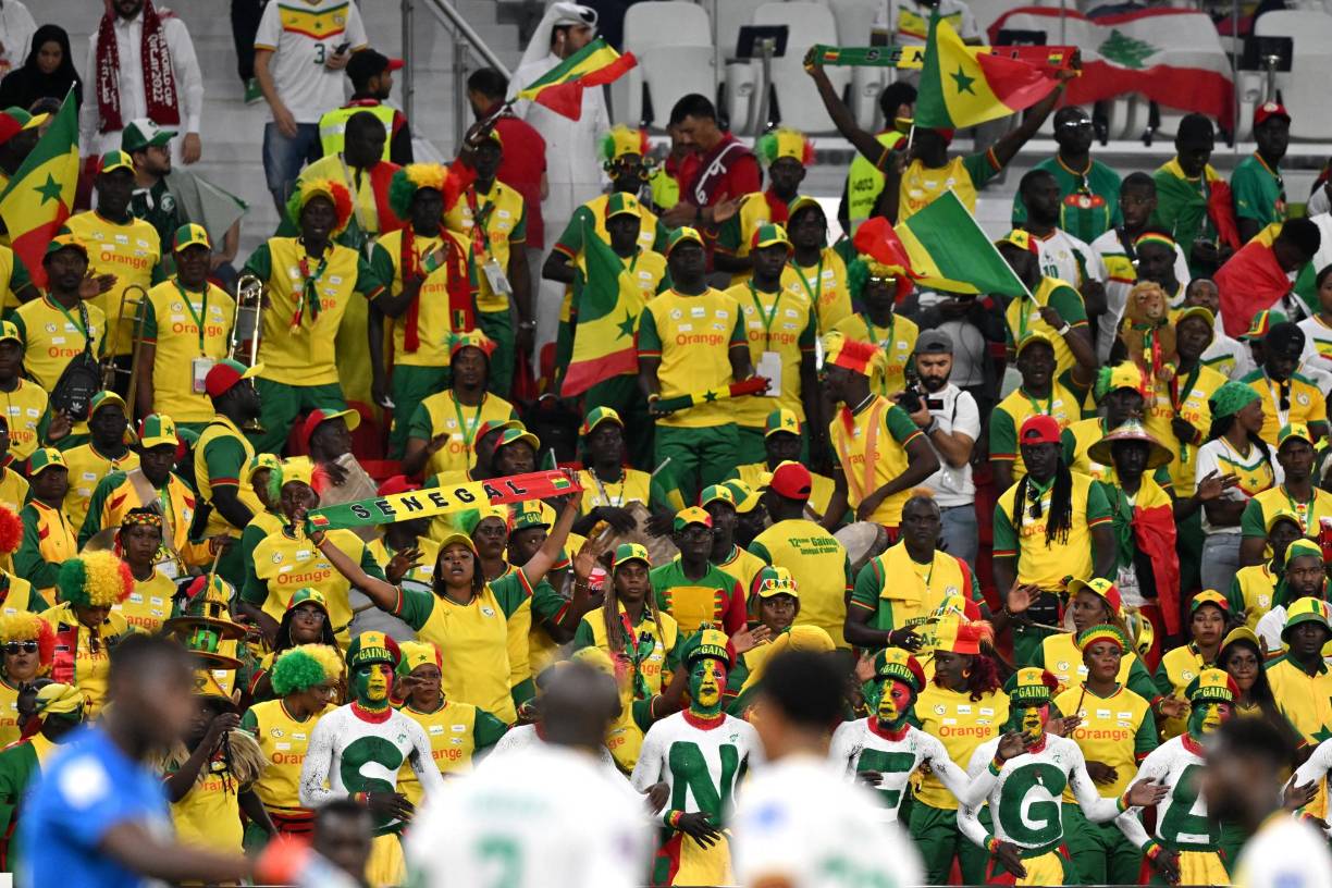 Los fanáticos senegaleses siempre llevan el ambiente dentro y fuera de las canchas.