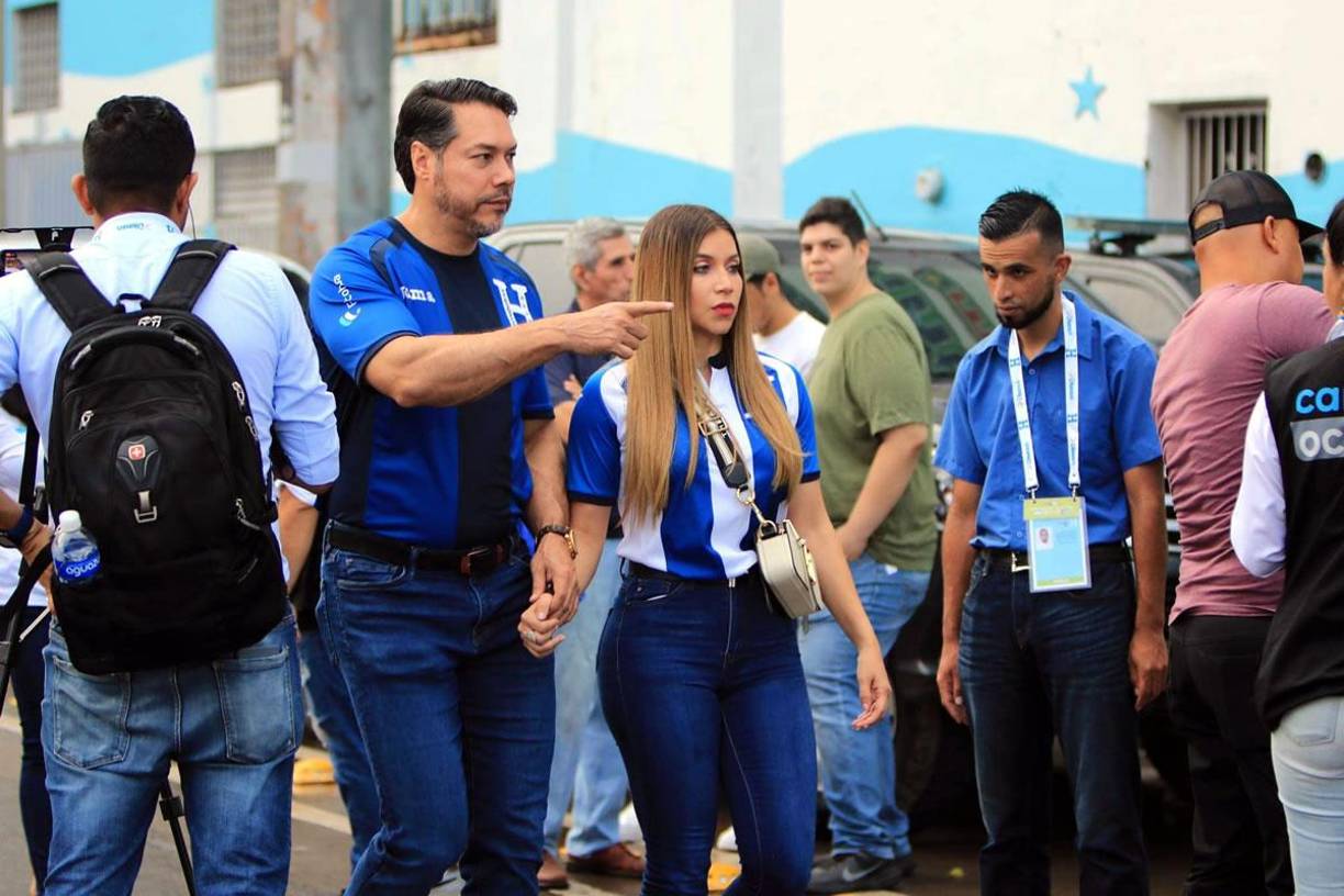 Jesús Mejía, exgerente de la Empresa Nacional de Energía Eléctria (Enee), llegó al estadio Nacional acompañado de su bella novia.