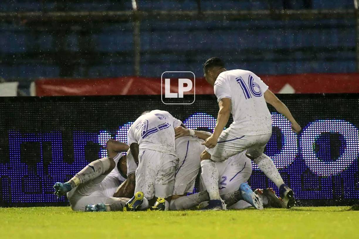 Los jugadores de la Selección de Honduras festejan el gol de Kervin Arriaga.