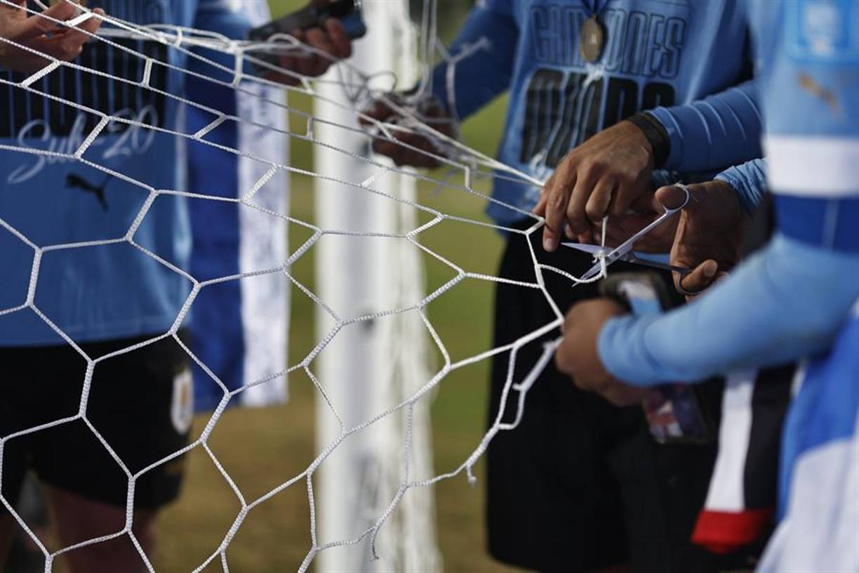 Jugadores de Uruguay cortan la red después de ganar la Copa Mundial de Fútbol sub-20 este domingo.