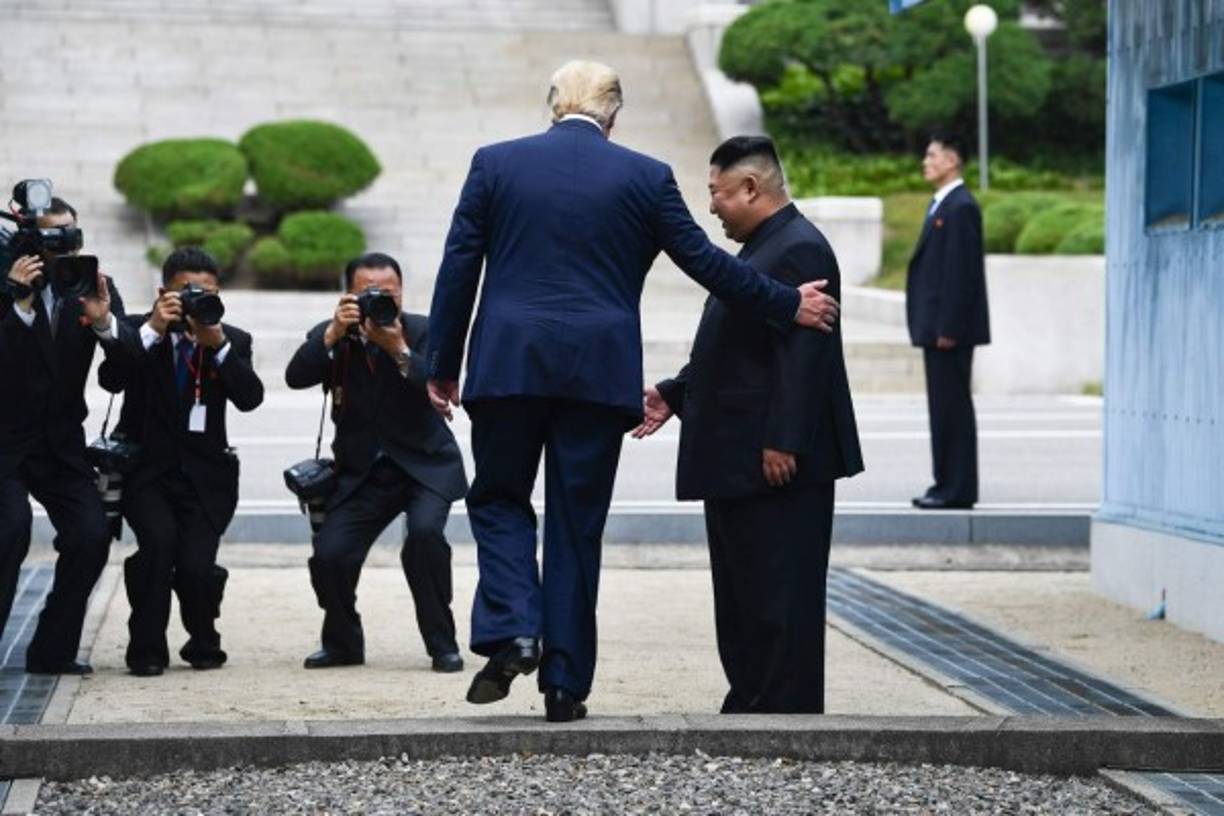 A continuación Trump cruzó una baldosas de cemento, de algunos centímetros de altura, que simbolizan la frontera más hermética del mundo, ingresado a Corea del Norte. Jamás un presidente estadounidense en ejercicio había pisado suelo norcoreano, desde que el Norte se enfrentó con su hermana del Sur en un sangriento conflicto entre 1950-1953, concluido con un armisticio pero sin tratado de paz aún hoy.