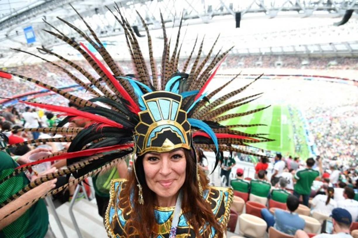 Las aficionadas mexicanas se convirtieron en el centro de atención con sus llamativos adornos, exhibiendo la cultura azteca en Rusia.