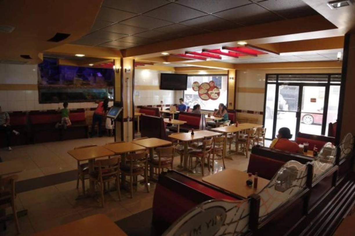 Entre un 60 y 70% se desplomaron en las últimas tres semanas las ventas en los restaurante de comida china de la ciudad, según algunos propietarios de estos negocios. La noticia de malas prácticas de higiene en un negocio de la colonia Torocagua en Comayagüela provocó la caída en el consumo, ya que en el lugar, además, se encontró supuesta carne de perro que las autoridades presumen era utilizada en los alimentos que venden.