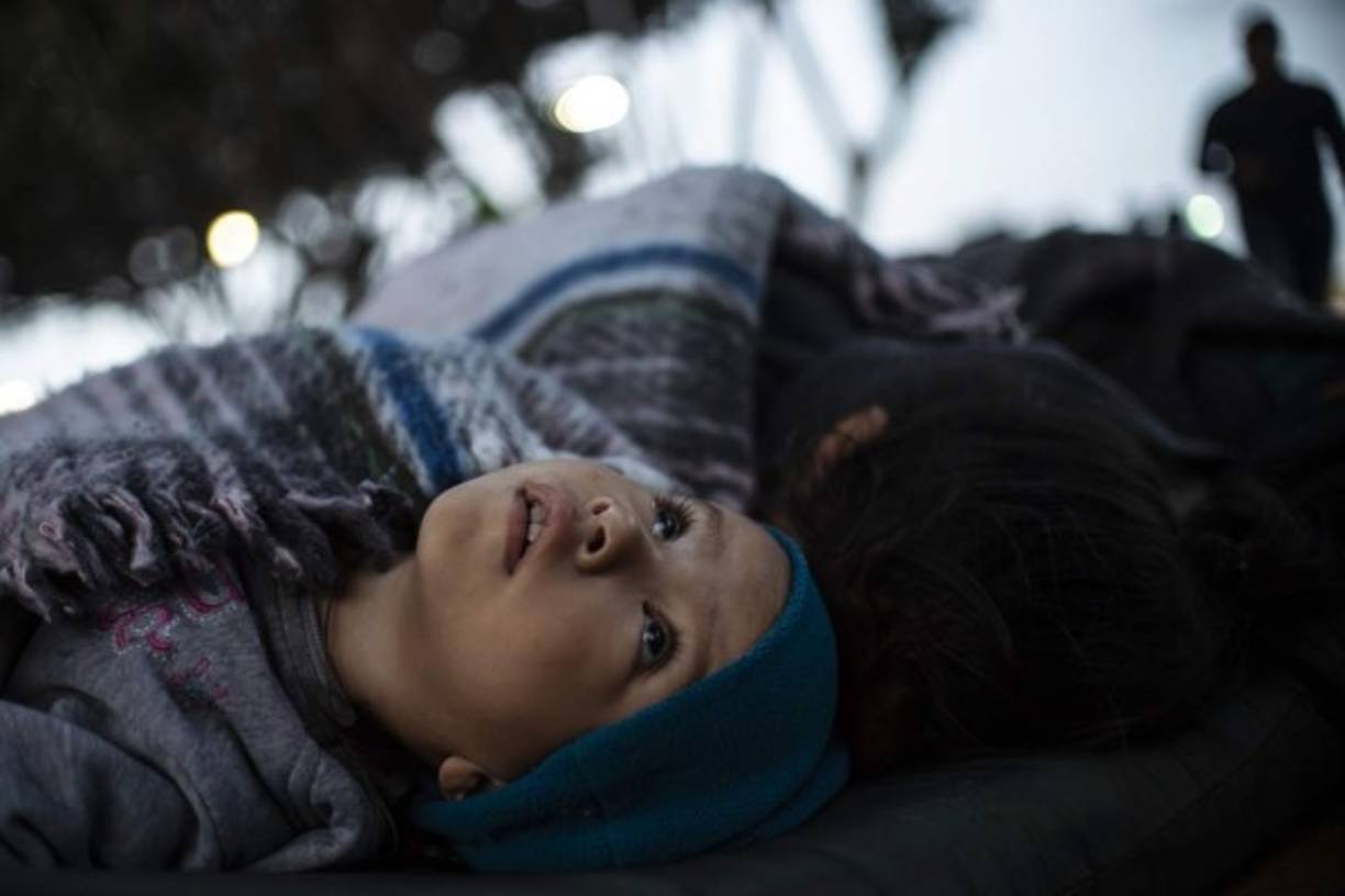 Las autoridades mexicanas detuvieron este viernes un primer intento de miembros de la caravana migrante centroamericana para solicitar asilo en Estados Unidos, que ha reforzado la seguridad fronteriza ante la amenaza de su arribo masivo.