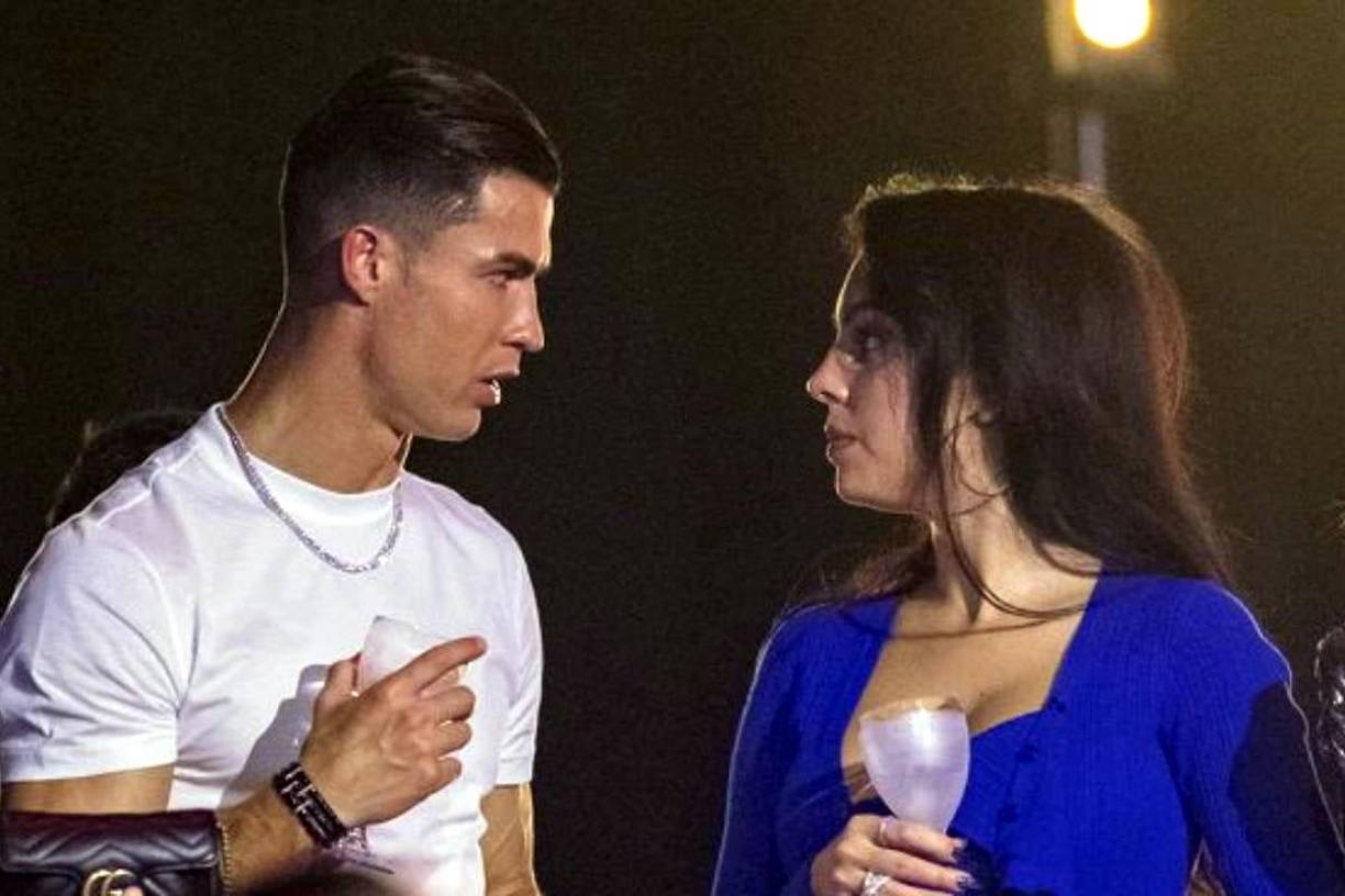 Otro periodista, llamado Leo Caeiro, afirmó: “Hace meses lo llevo diciendo. No están bien y es probable que se separen. La realidad es que CR7 está harto de ella. Esa es la realidad. Sigo diciendo que no habrá boda. Están juntos para alimentar el producto”.