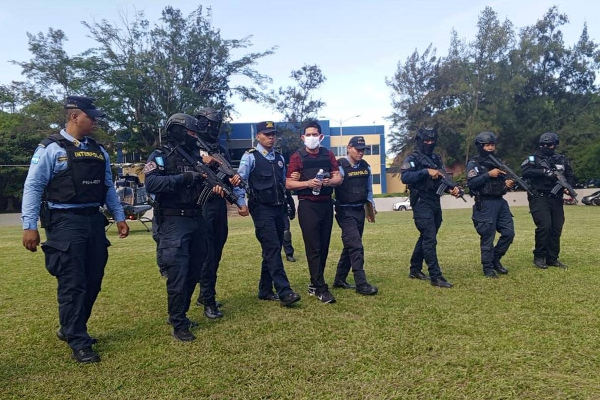 En 2005 Suárez Ramírez era el apoderado legal de una fundación en Islas de la Bahía, en el Caribe hondureño, y según las autoridades, eso le permitió “sustraer 15 millones de lempiras (de una cuenta de la fundación, los cuales fueron transferidos a otras cuentas para pagar tarjetas de crédito, gastos personales y emisión de cheques para algunos familiares”.