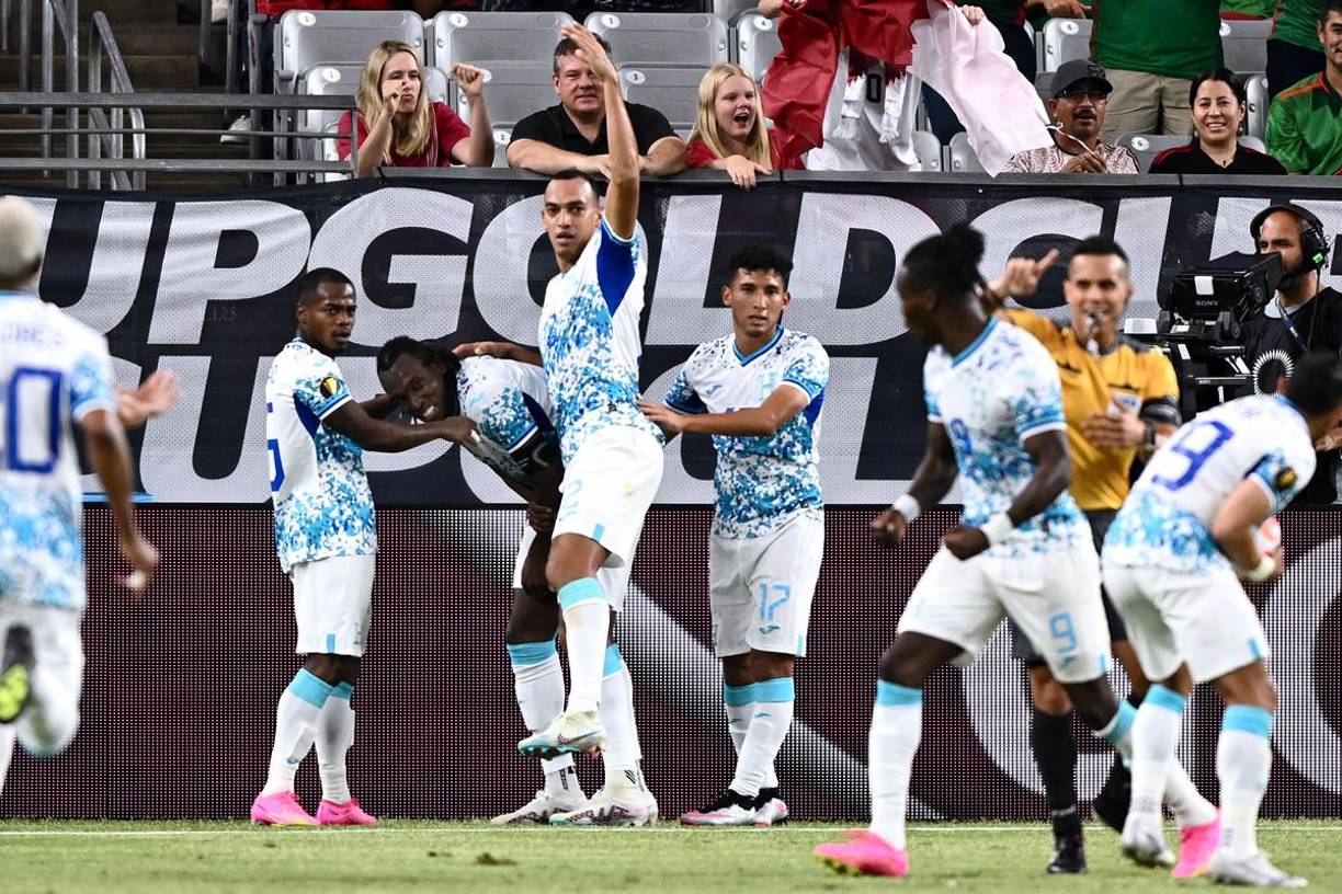 Los jugadores de la Selección de Honduras pidiendo asistencia médica para Alberth Elis.