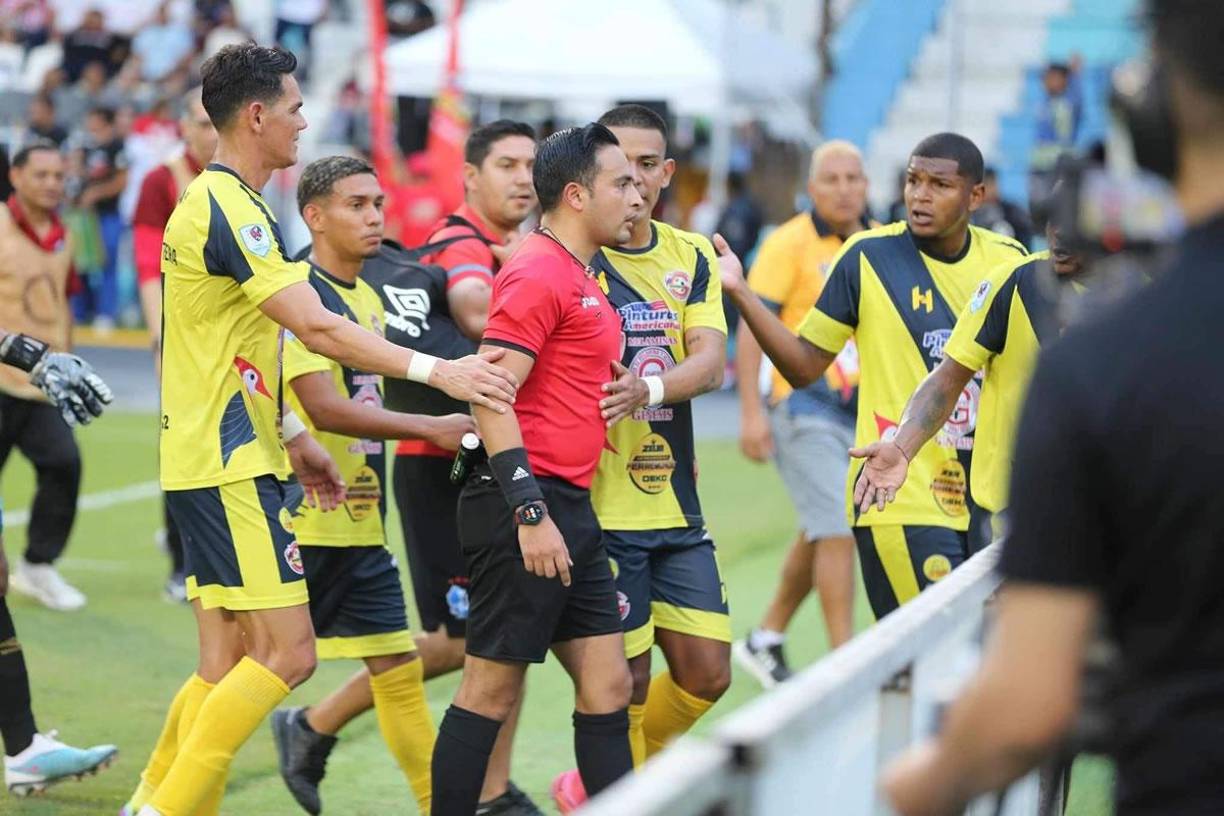 Otros jugadores del Génesis tuvieron que controlar al árbitro Saíd Martínez.