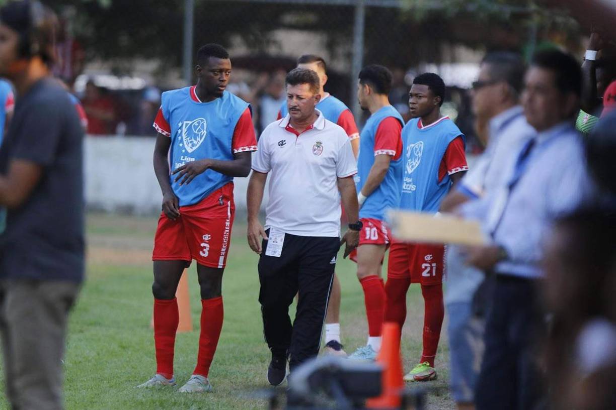Mauro Reyes, entrenador de la Real Sociedad, tampoco estaba contento con su equipo.