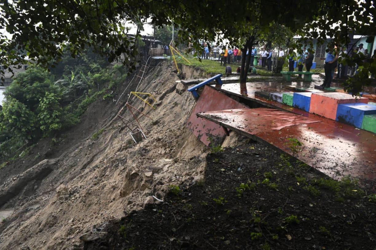 El derrumbe, registrado en la colonia Infop, causó la muerte de una niña de 4 años de edad. 