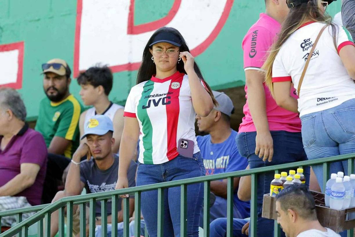 El Yankel es casa de guapas aficionadas en los partidos de la Liga Nacional.