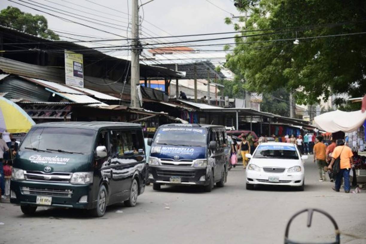 LA PRENSA realizó un recorrido por varias paradas de buses de la ciudad en donde muchas personas han sido afectadas, y testigos de atracos coincidieron que desde las 6:00 pm hasta las 9:00 pm son las horas en que más peligro corren los usuarios del transporte público.<br/><br/>Sitio: Las rebajas de Don juan