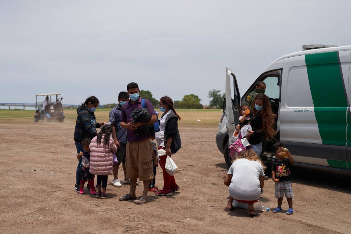 La brecha existe, afirma un policía local, porque la administración de Joe Biden paralizó las obras antes de instalar un portón para acceder a la represa en la vecina ciudad mexicana de Los Algodones.