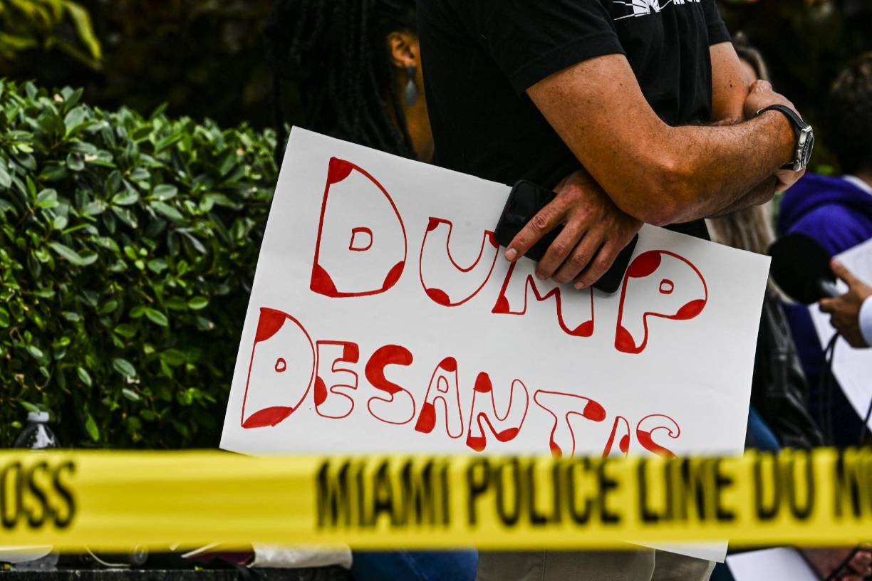 En los últimos meses varias organizaciones de derechos civiles denunciaron la “hostilidad” legislativa del gobernador de Florida y candidato presidencial republicano, Ron DeSantis, hacia los grupos minoritarios.