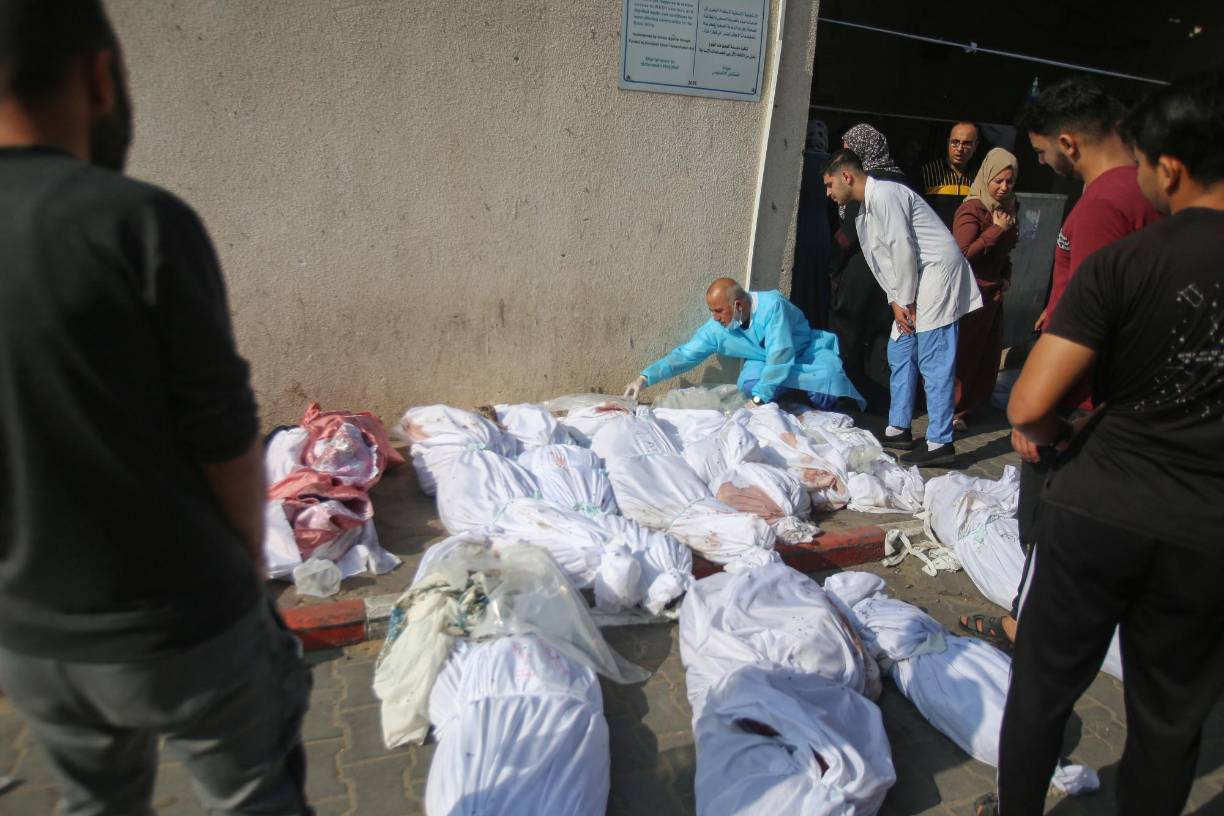 En un video de AFPTV se pueden contar hasta 47 cuerpos envueltos en telas blancas, alineados en el suelo, en el patio de un hospital, tras haber sido extraídos de los escombros.