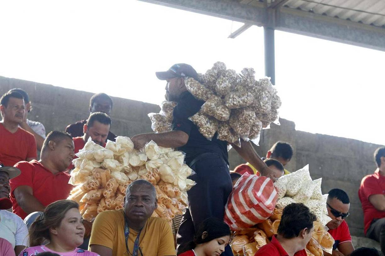 Antes del partido este vendedor aprovechó a vender su producto a los aficionados.
