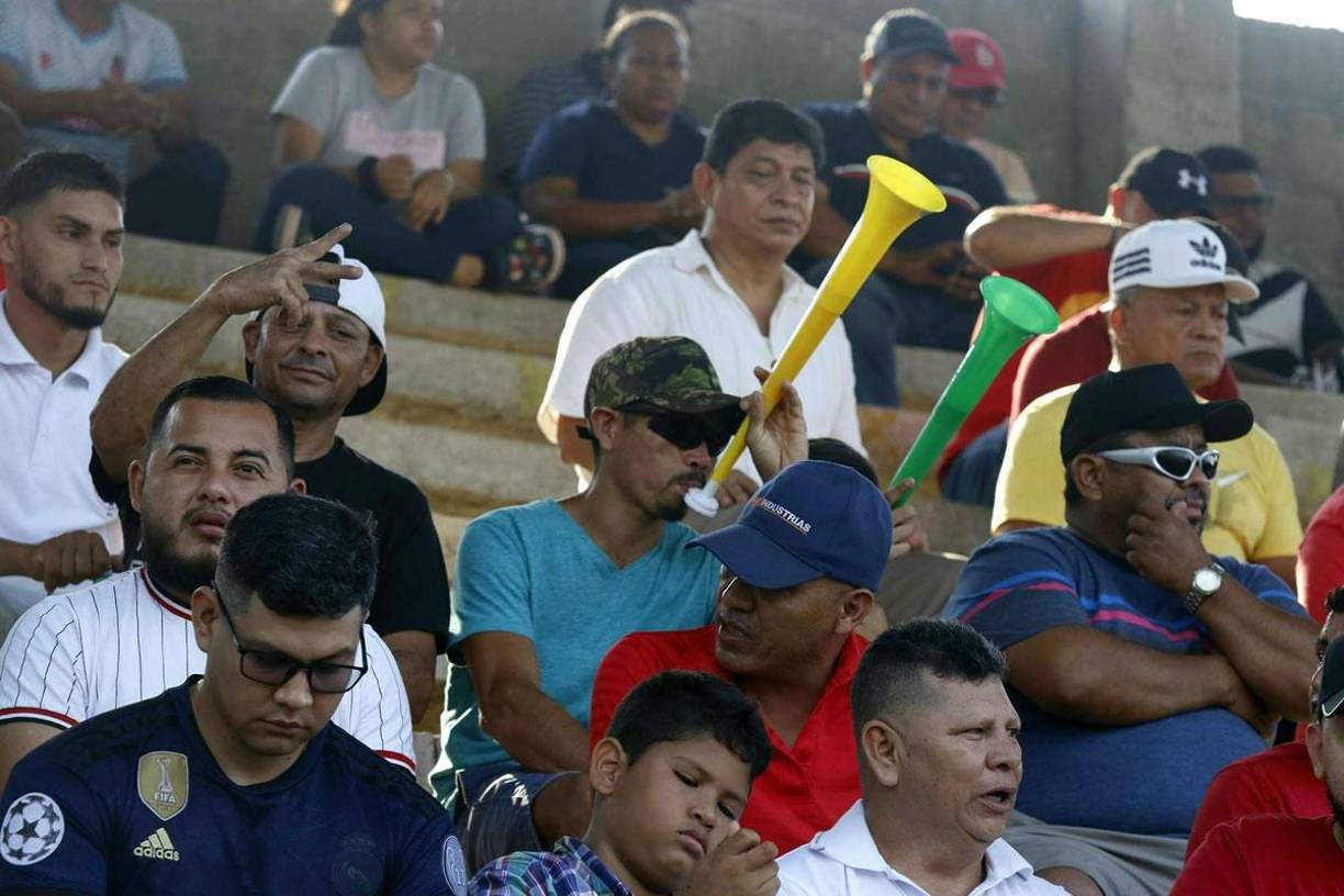 Aficionados tocoeños pusieron el ambiente con trompetas en las gradas del inmueble de Tocoa.