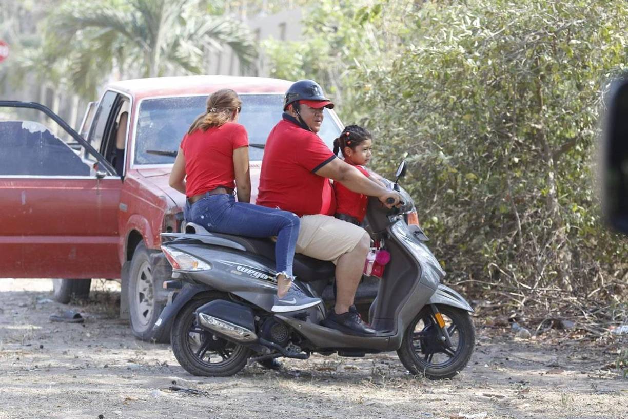 Esta familia también llegó en moto para ver el partido entre Real Sociedad y Honduras Progreso.