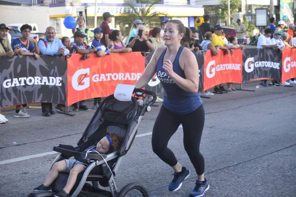 Una madre empujó el coche de su hija, quien iba dormida, por todo el recorrido.