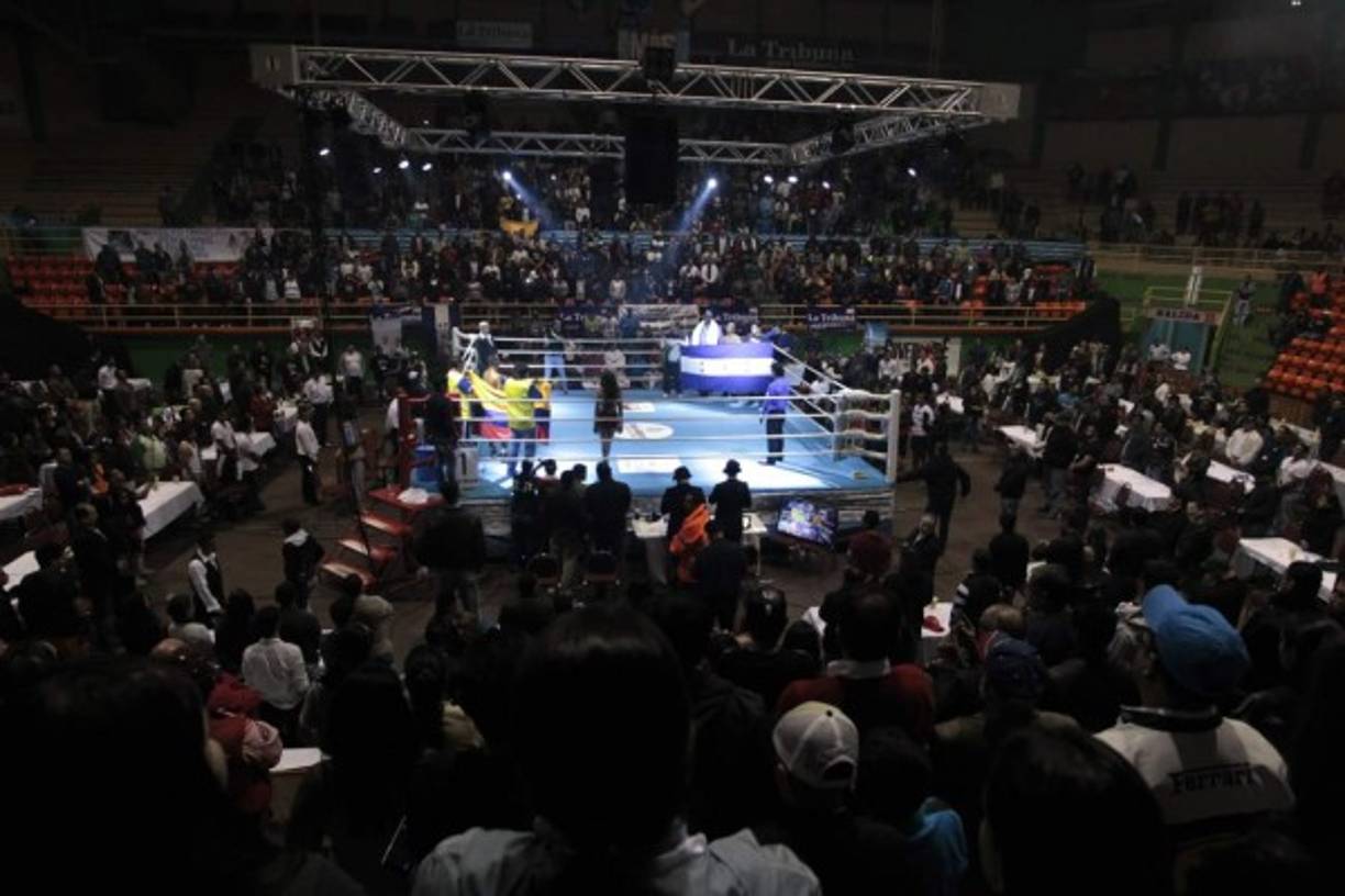 Gran ambiente se vivió en la pelea del 'Escorpión' Ruiz ante Jelier Pacheco.